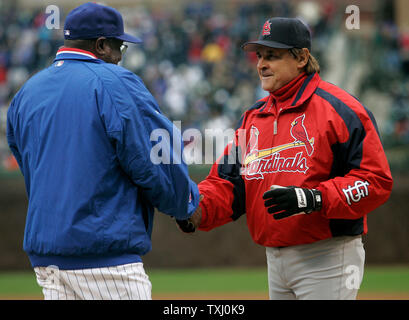 Chicago Cubs manager Dusty Baker, à gauche, et Saint Louis Cardinals manager Tony LaRussa se serrent la main avant l'ouverture à domicile des Cubs au Wrigley Field de Chicago le 7 avril 2006. Les Cubs a gagné 5-1. (Photo d'UPI/Brian Kersey) Banque D'Images
