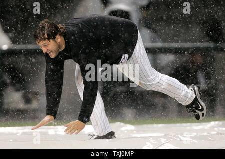 Chicago White Sox pitcher Mark Buehrle glisse sur la toile pendant un Rain Delay dans la cinquième manche contre les Blue Jays de Toronto le 16 avril 2006, à Chicago. (Photo d'UPI/Brian Kersey) Banque D'Images