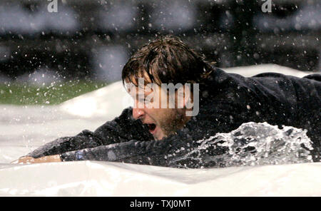 Chicago White Sox pitcher Mark Buehrle glisse sur la toile pendant un Rain Delay dans la cinquième manche contre les Blue Jays de Toronto le 16 avril 2006, à Chicago. (Photo d'UPI/Brian Kersey) Banque D'Images