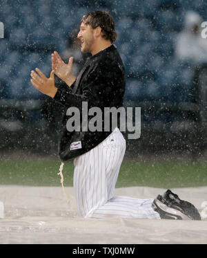 Chicago White Sox pitcher Mark Buehrle glisse sur la toile pendant un Rain Delay dans la cinquième manche contre les Blue Jays de Toronto le 16 avril 2006, à Chicago. (Photo d'UPI/Brian Kersey) Banque D'Images