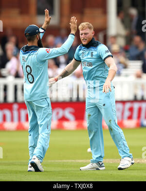 L'Angleterre Ben Stokes (à droite) célèbre en tenant le wicket de l'Australie est Usman Khawaja avec coéquipier Moeen Ali (à gauche) au cours de l'ICC Cricket World Cup phase groupe match à Lord's, Londres. Banque D'Images