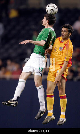 L'Irlande du Nord Kyle Lafferty (18) chefs la balle loin de la Roumanie Adrian Iencsi (5) au cours de la seconde moitié. La Roumanie a battu l'Irlande du Nord 2-0 à Soldier Field, à Chicago, Il. Le 26 mai 2006. (UPI Photo/Mark Cowan) Banque D'Images