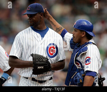 Chicago Cubs catcher Henry Blanco (24) entretiens avec relief pitcher Roberto Novoa (44) après Novoa a renoncé à dos à dos à la maison pistes Tigers de Detroit à Wrigley Field de Chicago, Il 18 juin 2006. Les Tigres défait les Cubs 12-3. (UPI Photo/Mark Cowan) Banque D'Images