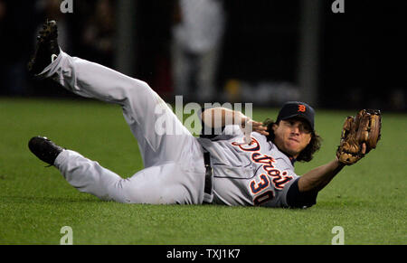 Droit des Detroit Tigers fielder Magglio Ordonez (30) fait une capture coulissante pour obtenir des Chicago White Sox l'arrêt-court Juan Uribe dans la huitième manche au U.S. Cellular Field de Chicago le 20 septembre 2006. Les Tigres défait les White Sox 6-2. (UPI Photo/Mark Cowan) Banque D'Images