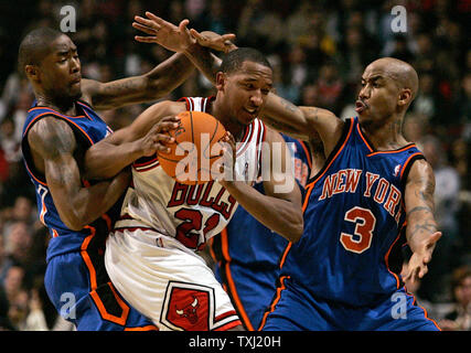 Chicago Bulls guard Chris Duhon, centre, est emprisonné à la moitié du cour par les Knicks de New York guards Jamal Crawford, gauche, et Stephon Marbury (3) au cours du deuxième trimestre à Chicago le 28 novembre 2006. (Photo d'UPI/Brian Kersey) Banque D'Images