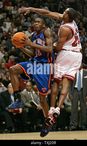 Chicago Bulls guard Chris Duhon, droite, fautes New York Knicks guard Jamal Crawford comme il va jusqu'à un tir au cours du deuxième trimestre à Chicago le 28 novembre 2006. (Photo d'UPI/Brian Kersey) Banque D'Images