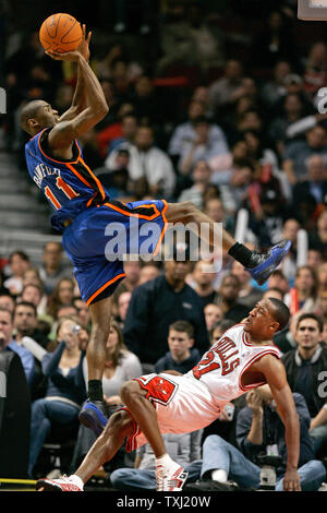 New York Knicks guard Jamal Crawford, gauche, charges sur les Chicago Bulls guard Chris Duhon, droite, au cours du quatrième trimestre à Chicago le 28 novembre 2006. Crawford a été appelé pour une offensive foul sur le jeu. Les Bulls ont remporté 102-85. (Photo d'UPI/Brian Kersey) Banque D'Images