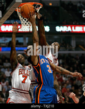 Centre de Chicago Bulls Ben Wallace, droite, pâtés de New York Knicks guard Stephon Marbury's (3) shot comme Ben Gordon (7) défend au cours du premier trimestre à Chicago le 28 novembre 2006. (Photo d'UPI/Brian Kersey) Banque D'Images