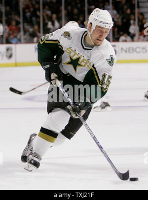 L'aile gauche des Stars de Dallas Niklas Hagman (15), de la Finlande, de patins la rondelle sur la glace au cours de la deuxième période à Chicago le 29 novembre 2006. Les Blackhawks 2-1. (Photo d'UPI/Brian Kersey) Banque D'Images