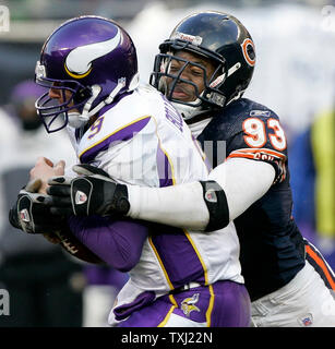 Ours de Chicago fin Adewale Ogunleye défensives (93) sacs Minnesota Vikings quarterback Brooks Bollinger (9) pour une 10 perte de cour au cours du quatrième trimestre à Soldier Field, à Chicago le 3 décembre 2006. Les Bears ont remporté 23-13, le rabattement de la division du nord de la NFC. (Photo d'UPI/Brian Kersey) Banque D'Images