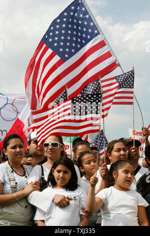 Les manifestants agitent des drapeaux lors d'un rassemblement dans le parc de Grant sur Chicago's lakefront après une marche dans les rues appelant à la réforme de l'immigration le 1 mai 2007. Plus de 30 000 personnes ont participé à la marche et un rassemblement de rejoindre des milliers dans d'autres villes à travers le pays demandant la réforme de l'immigration. (Photo de Brian Kersey) Banque D'Images