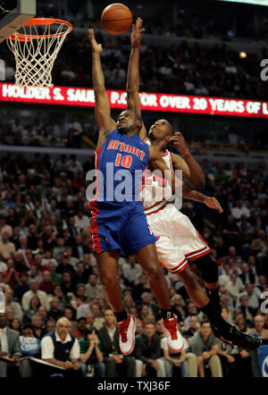 Detroit Pistons guard Lindsey Hunter (10), prévoit une tourné en face de l'avant des Chicago Bulls Tyrus Thomas (24) au cours du jeu six de leurs deuxième ronde des séries éliminatoires à l'United Center de Chicago le 17 mai 2007. (UPI Photo/Mark Cowan) Banque D'Images