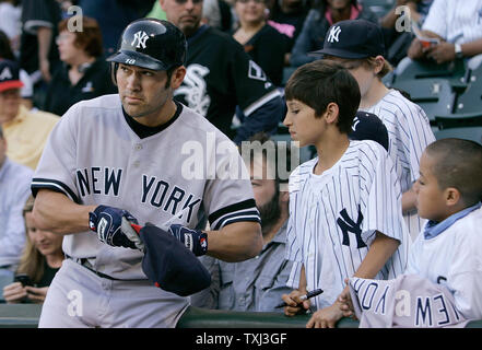New York Yankees' Johnny Damon, signe des autographes avant le match contre les White Sox de Chicago à Chicago le 6 juin 2007. Les Yankees ont gagné 5-1. (Photo d'UPI/Brian Kersey) Banque D'Images
