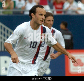 United States' Landon Donovan célèbre son but au cours de la première moitié de la Gold Cup demi-finale contre le Canada à Soldier Field, à Chicago le 21 juin 2007. (Photo d'UPI/John Sommers II) Banque D'Images