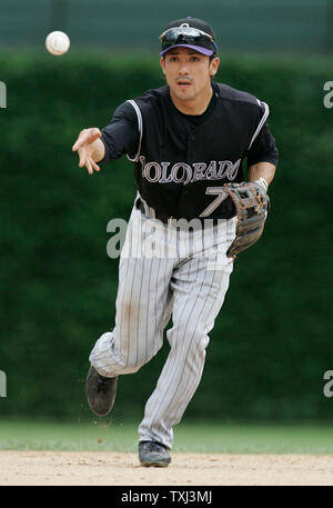 Rockies du Colorado Le deuxième but Kazuo Matsui transforme un double jeu sur les Cubs de Chicago de troisième but Mark DeRosa dans la septième manche à Wrigley Field de Chicago, le 27 juin 2007. Les Cubs défait les Rocheuses 6-4. (UPI Photo/Mark Cowan) Banque D'Images