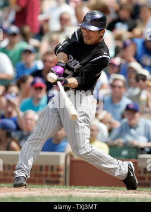 Rockies du Colorado Le deuxième but Kazuo Matsui mouches à gauche en sixième manche contre les Cubs de Chicago au Wrigley Field de Chicago, le 27 juin 2007. Les Cubs défait les Rocheuses 6-4. (UPI Photo/Mark Cowan) Banque D'Images