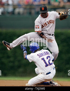Le voltigeur des Chicago Cubs Alfonso Soriano (12) tente de briser un double jeu par Giants de San Francisco le deuxième but Ray Durham dans la première manche à Wrigley Field de Chicago le 16 juillet 2007. Soriano et Ryan Theriot pâte étaient à deux au jeu. (UPI Photo/Mark Cowan) Banque D'Images