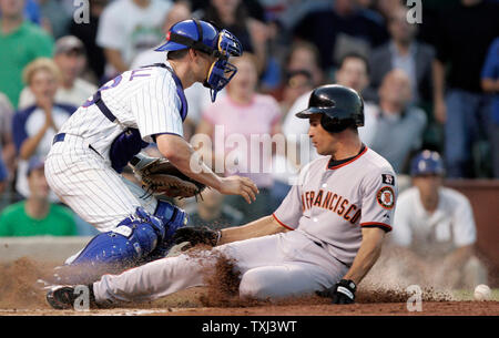 Chicago Cubs catcher Jason Kendall n'arrive pas à accrocher sur les Giants de San Francisco comme jeter shortstop Omar Vizquel score dans la quatrième manche à Wrigley Field de Chicago, le 17 juillet 2007. (UPI Photo/Mark Cowan) Banque D'Images