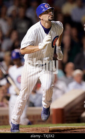 Chicago Cubs catcher Jason Kendall montres un ballon frappé à droite des Giants de San Francisco fielder Randy Winn à Wrigley Field de Chicago, le 17 juillet 2007. Kendall est allé 0-3 dans ses débuts avec les Cubs de Chicago après avoir été échangé de l'Oakland Athletics. (UPI Photo/Mark Cowan) Banque D'Images