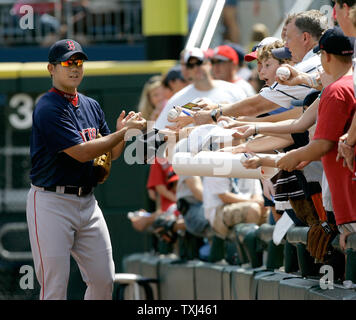 Boston rouge Sox pitcher Daisuke Matsuzaka, signe des autographes avant un match contre les White Sox de Chicago à Chicago le 25 août 2007. (Photo d'UPI/Brian Kersey) Banque D'Images