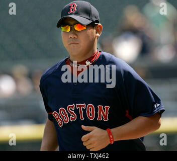 Boston rouge Sox pitcher Daisuke Matsuzaka du Japon tourne retour à l'étang-réservoir après avoir signé des autographes avant un match contre les White Sox de Chicago à Chicago le 25 août 2007. (Photo d'UPI/Brian Kersey) Banque D'Images