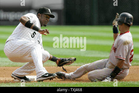 White Sox de Chicago l'arrêt-court Juan Uribe (5) tags un vol Boston rouge Sox's Julio Lugo en deuxième base au cours de la troisième manche à Chicago le 24 août 2007. (Photo d'UPI/Brian Kersey) Banque D'Images