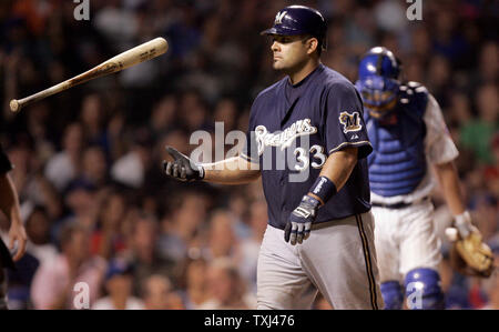 Milwaukee Brewers catcher Johnny Estrada (33) inverse sa bat pendant qu'il marche loin de Chicago Cubs catcher Jason Kendall (R) après avoir rayé dans le haut de la neuvième manche à Wrigley Field de Chicago le 28 août 2007. Les Cubs défait les Brewers 5-3. (UPI Photo/Mark Cowan) Banque D'Images