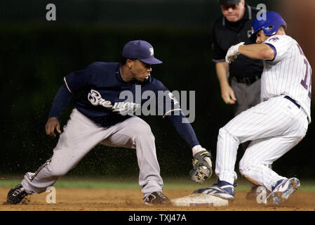 Chicago Cubs catcher Jason Kendall (18) glisse dans le cadre de l'étiquette par le deuxième but des Milwaukee Brewers Rickie Weeks (23) dans la cinquième manche à Wrigley Field de Chicago le 28 août 2007. (UPI Photo/Mark Cowan) Banque D'Images