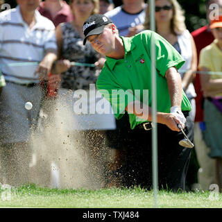 Steve Stricker plaquettes hors d'un bunker sur la troisième verte pendant la finale du Championnat BMW à Cog Hill Golf and Country Club à Lemont, Illinois le 9 septembre 2007. (Photo d'UPI/Brian Kersey) Banque D'Images