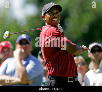 Tiger Woods tees off sur le troisième trou lors de la ronde finale du Championnat BMW à Cog Hill Golf and Country Club à Lemont, Illinois le 9 septembre 2007. (Photo d'UPI/Brian Kersey) Banque D'Images