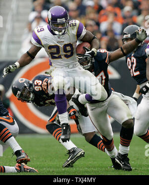 Minnesota Vikings d'utiliser de nouveau Chester Taylor (29) sauts passé Chicago Bears Adewale Ogunleye extrémités défensives (93) et Mark Anderson (97) qu'il exécute pour un gain de 15 verges au cours du quatrième trimestre à Soldier Field, à Chicago, le 14 octobre 2007. Les Vikings ont gagné 34-31. (Photo d'UPI/Brian Kersey) Banque D'Images