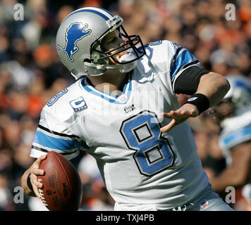 Detroit Lions quarterback Jon Kitna (8) revient à passer au premier trimestre contre les ours de Chicago à Soldier Field, à Chicago le 28 octobre 2007. (Photo d'UPI/Brian Kersey) Banque D'Images