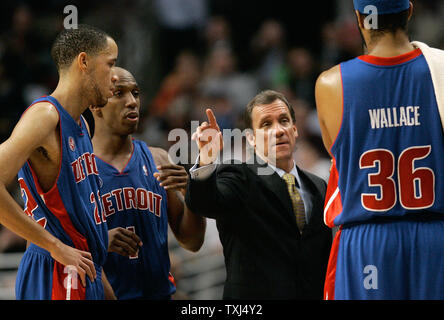 Des Detroit Pistons Tayshaun Prince (L), Chauncey Billips (1), et Rasheed Wallace (36) parle avec l'entraîneur-chef Flip Saunders lors d'une temporisation dans le troisième trimestre contre les Chicago Bulls de Chicago le 8 novembre 2007. Les Bulls a gagné 97-93. (Photo d'UPI/Brian Kersey) Banque D'Images