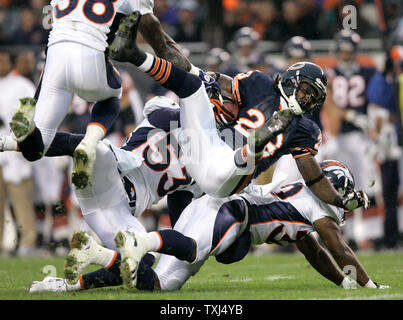 Chicago Bears kick returner Devin Hester (C) est pris par une foule de Denver Broncos après un retour de 11 verges au cours du premier trimestre à Soldier Field, à Chicago le 25 novembre 2007. (Photo d'UPI/Brian Kersey) Banque D'Images