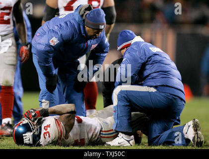 Les Giants de New York pour assister aux formateurs d'utiliser de nouveau Derrick Ward après qu'il a été blessé après un 4 verges contre les ours de Chicago au cours du quatrième trimestre à Soldier Field, à Chicago le 2 décembre 2007. Les Giants ont remporté 21-16. (Photo d'UPI/Brian Kersey) Banque D'Images