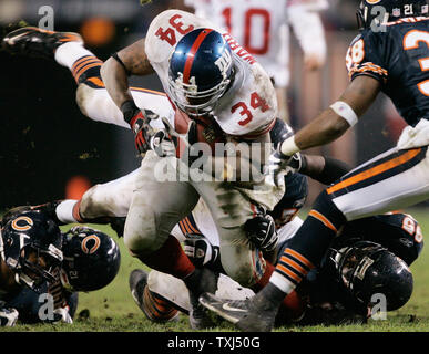 Ours de Chicago s'attaquer défensif Anthony Adams (95) rouleaux sur les Giants de New York en marche arrière Derrick Ward (34) après un gain de 4 verges au cours du quatrième trimestre à Soldier Field, à Chicago le 2 décembre 2007. Ward a été blessé sur le jeu et ne sont pas revenus. Les Giants ont remporté 21-16. (Photo d'UPI/Brian Kersey) Banque D'Images
