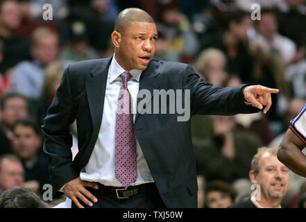 L'entraîneur-chef de Boston Celtics Doc Rivers dirige son équipe contre les Chicago Bulls lors du premier trimestre à l'United Center de Chicago le 8 décembre 2007. (UPI Photo/Mark Cowan) Banque D'Images