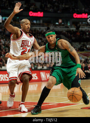 Boston Celtics guard Eddie House (50) atteint d'une balle lâche en face de Chicago Bulls guard Chris Duhon (21) au cours du premier trimestre à l'United Center de Chicago le 8 décembre 2007. (UPI Photo/Mark Cowan) Banque D'Images