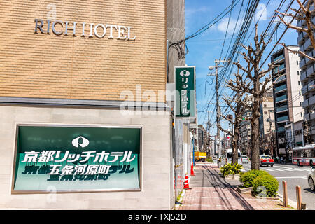 Kyoto, Japon - 15 Avril 2019 : Riche hotel sign au centre-ville centre de ville dans la région de Kansai avec texte anglais l'extérieur du bâtiment Banque D'Images