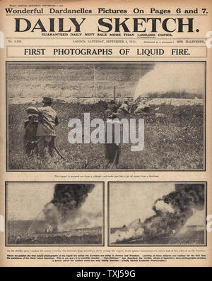 1915 Daily Sketch page avant la Seconde Guerre mondiale, l'un lance-flammes Banque D'Images