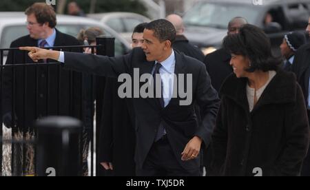 La présidence démocratique Sen. Barack Obama (D-IL) et son épouse Michelle Obama partisans saluent avant de voter dans la primaire de l'Illinois à Chicago, le 5 février 2008. L'Illinois est parmi les 24 États où les électeurs sont appelés aux urnes ce dimanche, également connu sous le nom Super mardi. (Photo d'UPI/David banques) Banque D'Images