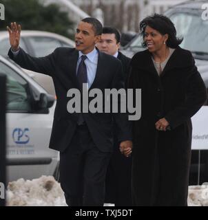 La présidence démocratique Sen. Barack Obama (D-IL) et son épouse Michelle Obama aux partisans de l'onde avant de voter dans la primaire de l'Illinois à Chicago, le 5 février 2008. L'Illinois est parmi les 24 États où les électeurs sont appelés aux urnes ce dimanche, également connu sous le nom Super mardi. (Photo d'UPI/David banques) Banque D'Images