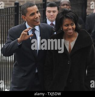 La présidence démocrate, le sénateur Barack Obama (D-Ill.), et sa femme Michelle Obama après avoir voté à la primaire de l'Illinois à Chicago, le 5 février 2008. L'Illinois est parmi les 24 États où les électeurs sont appelés aux urnes ce dimanche, également connu sous le nom Super mardi. (Photo d'UPI/David banques) Banque D'Images