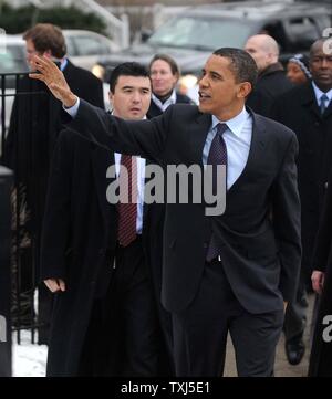 La présidence démocratique Sen. Barack Obama (D-IL) partisans accueille avant qu'il vote dans l'Illinois à Chicago primaire, 5 février 2008. L'Illinois est parmi les 24 États où les électeurs sont appelés aux urnes ce dimanche, également connu sous le nom Super mardi. (Photo d'UPI/David banques) Banque D'Images