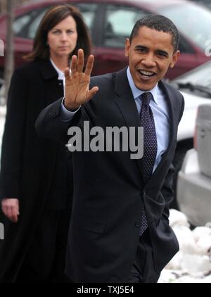 La présidence démocratique Sen. Barack Obama (D-IL) partisans accueille avant qu'il vote dans l'Illinois à Chicago primaire, 5 février 2008. L'Illinois est parmi les 24 États où les électeurs sont appelés aux urnes ce dimanche, également connu sous le nom Super mardi. (Photo d'UPI/David banques) Banque D'Images