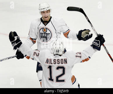 Edmonton Oilers' Andrew Cogliano (L) et Robert Nilsson (12) célébrer après Cogliano a marqué le but gagnant de jeu pendant les heures supplémentaires contre les Blackhawks de Chicago à Chicago le 9 mars 2008. Les Oilers ont remporté 6-5 en prolongation. (Photo d'UPI/Brian Kersey) Banque D'Images