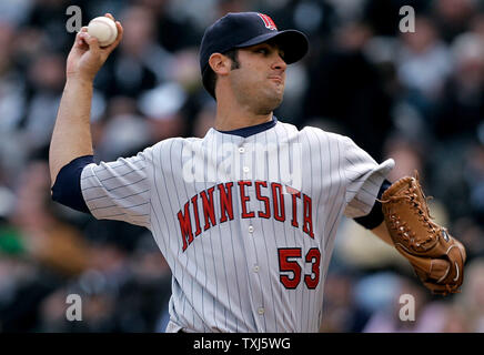 Le lanceur partant des Twins de Minnesota Nick Blackburn (53) offre un emplacement au cours de la quatrième manche contre les White Sox de Chicago à Chicago le 7 avril 2008. (Photo d'UPI/Brian Kersey) Banque D'Images