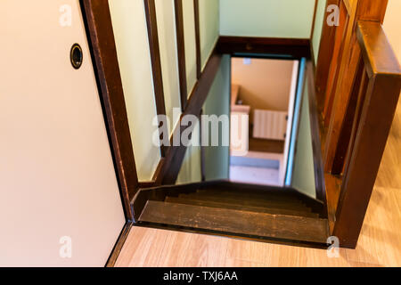Appartement ou maison traditionnelle japonaise ryokan avec libre d'escaliers marches plus bas avec porte et personne ne Banque D'Images
