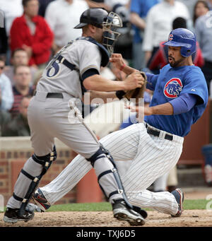 Chicago Cubs de premier but Derrek Lee, droite, les lames dans le cadre de la balise par Milwaukee Brewers catcher Jason Kendall (18) en sixième manche à Wrigley Field de Chicago le 1 mai 2008. (UPI Photo/Mark Cowan) Banque D'Images