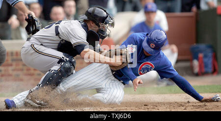 Chicago Cubs voltigeur Kosuke Fukudome droite, droite, est étiqueté à la plaque par Milwaukee Brewers catcher Jason Kendall (18) en sixième manche à Wrigley Field de Chicago le 1 mai 2008. (UPI Photo/Mark Cowan) Banque D'Images